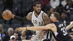 Pemain San Antonio Spurs, LaMarcus Aldridge #12 mencoba melewati hadangan pemain Los Angeles Clippers, Blake Griffin #32 pada laga NBA basketball game, (5/11/2016) di AT&T Center, San Antonio. (AP/Eric Gay)