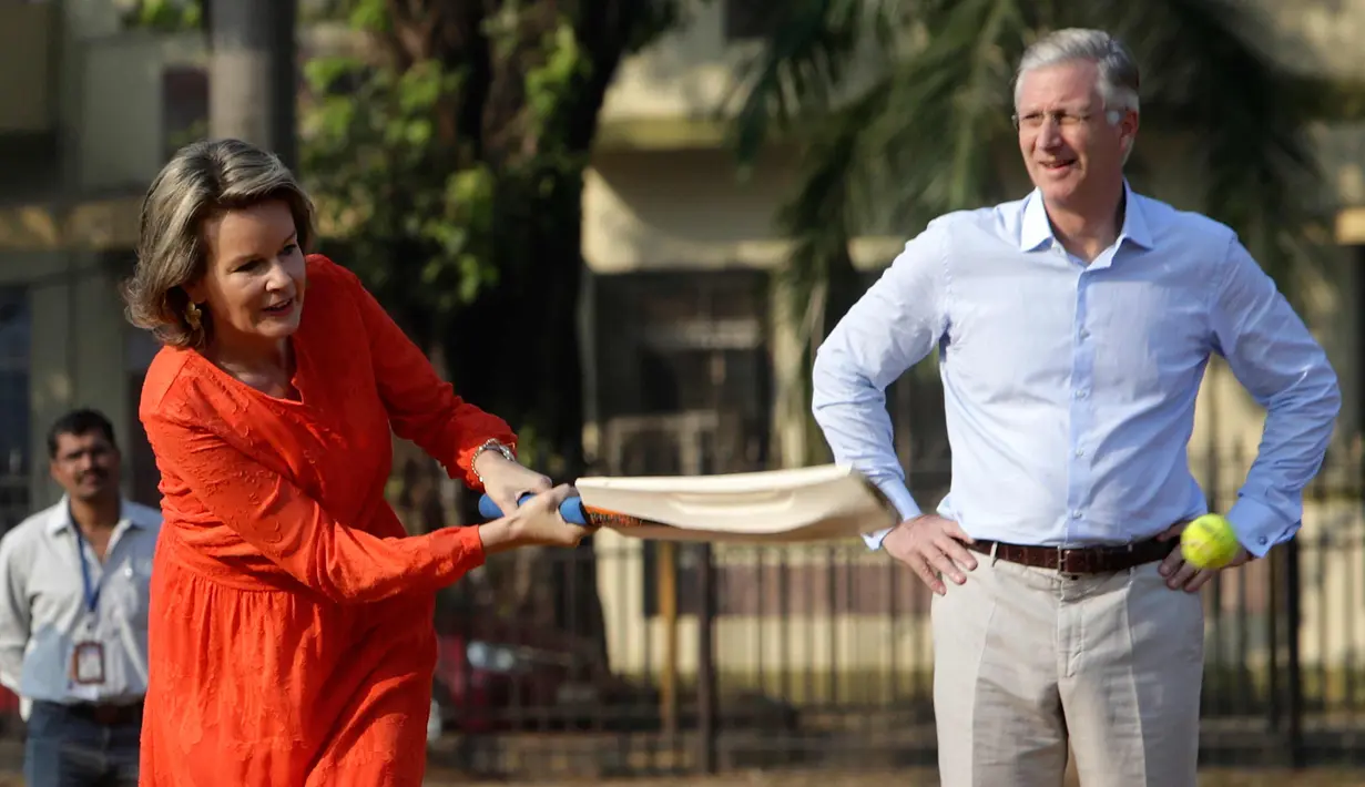 Aksi Ratu Belgia Mathilde saat bermain kriket disaksikan Raja Philippe di Oval Maidan di Mumbai, India, Jumat, (10/11). Ratu Belgia Mathilde dan Raja Philippe melakukan kunjungan tujuh hari ke India. (AP Photo / Rajanish Kakade)