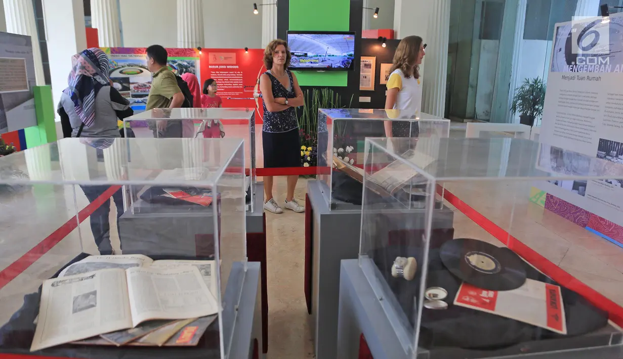 Turis asing mengunjungi pameran sejarah Asian Games 1962 di Museum Nasional, Jakarta, Minggu (19/8). Pameran diharapkan memotivasi dan membangun semangat tuan rumah penyelenggaraan Asian Games 2018 di Jakarta dan Palembang (Liputan6.com/Herman Zakharia)