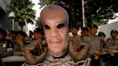 Selain dirantai, para demonstran juga memakai topeng Mohammad Riza Chalid  di depan Gedung KPK, Jakarta, Kamis (3/7/14). (Liputan6.com/Miftahul Hayat) 