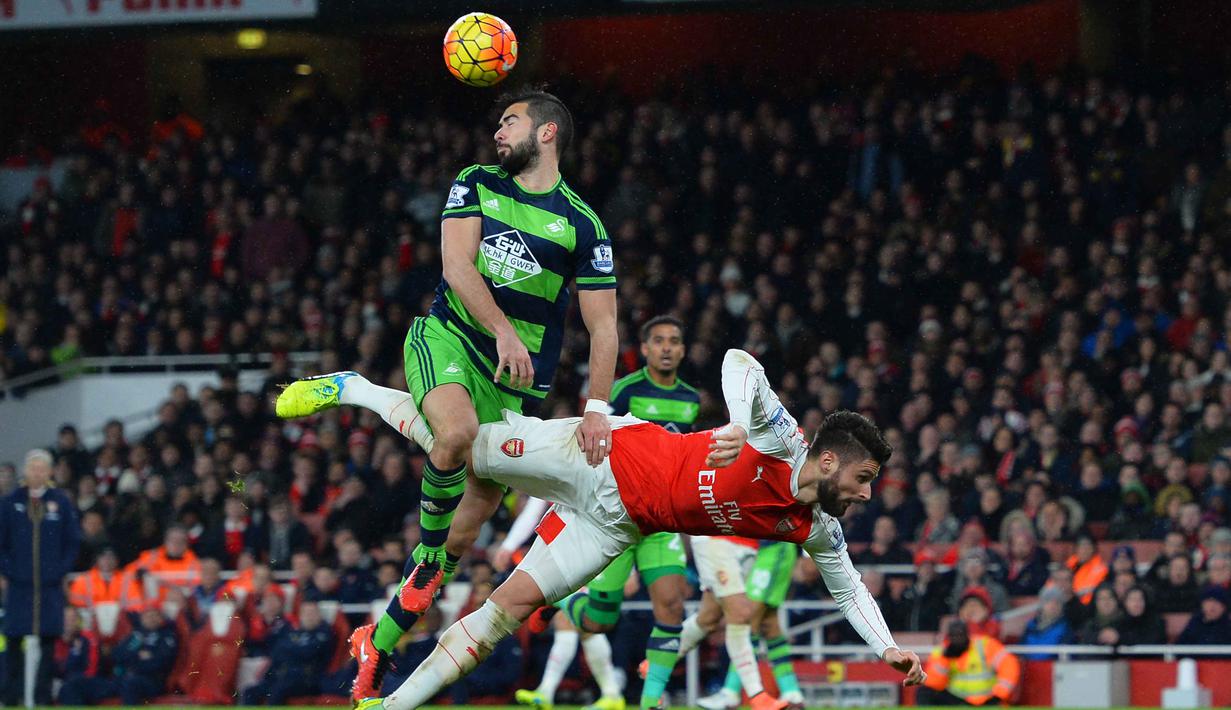 Pemain Swansea City, Jordi Amat (kiri)  berebut bola dengan pemain Arsenal, Olivier Giroud (kanan) pada lanjutan Liga Inggris pekan ke-28 di Stadion Emirates, London, Kamis (3/3/2016) dini hari WIB. (AFP / Glyn Kirk)