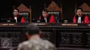Ketua Mahkamah Konstitusi Arief Hidayat (tengah) didampingi hakim MK Anwar Usman, I Dewa Gede Palguna dan Patrialis Akbar saat sidang Uji Materi UU KPK di Gedung MK, Jakarta, Selasa (30/6/2015). (Liputan6.com/Faizal Fanani)