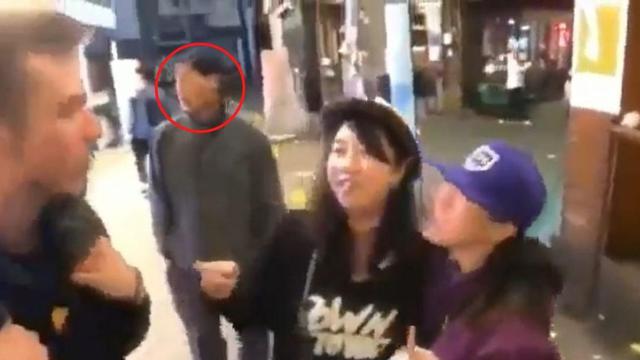 Pria misterius menguntit wanita bertopi putih