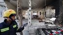 Petugas berada di depan sebuah bangunan yang rusak dan dibakar oleh pasukan Israel selama penggerebekan di kamp pengungsi Jenin Tepi Barat, pada 26 Januari 2023. Tentara Israel menggunakan gas air mata di dalam rumah sakit dan menolak berkomentar ketika ditanya oleh AFP tentang tuduhan gas air mata. (AFP/Jaafar Ashtiyeh)