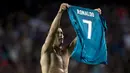 Bintang Real Madrid, Cristiano Ronaldo, merayakan gol ke gawang Barcelona pada laga Piala Super di Stadion Camp Nou, Barcelona, Senin (13/8/2017). CR 7 mengakhiri kebersamaan sembilan tahun bersama Madrid untuk hijrah ke Juventus. (AFP/Stringer)