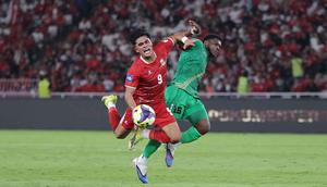 Di babak kedua, Indonesia tetap tampil agresif. Tampak dalam foto, pemain Timnas Indonesia, Ramadhan Sananta (kiri) berusaha menahan laju Mervin Lewis (Saint Kitts and Nevis) pada ajang FIFA Series 2026 di Stadion Utama Gelora Bung Karno (SUGBK), Jumat (27/3/2026) malam WIB. (Bola.com/Abdul Aziz)