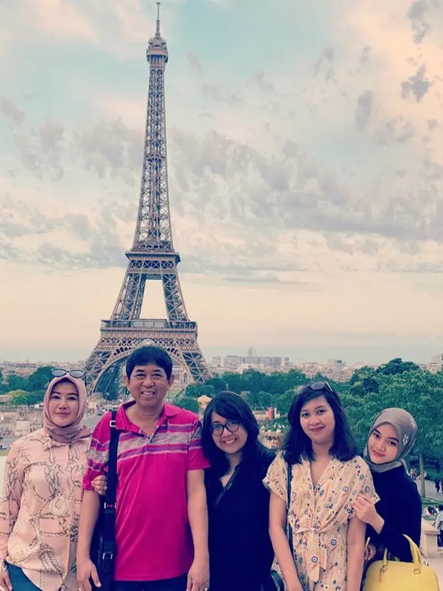7 Potret Pinky Evianty, Kakak Maia Estianty yang Kini Berhijab