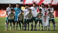 Para pemain starter Timnas Indonesia U-16 berfoto bersama sebelum laga final Piala AFF U-16 2022 antara Vietnam U-16 melawan Indonesia U-16 di Stadion Maguwoharjo, Sleman, Jumat (12/8/2022) malam WIB. (Bola.com/Bagaskara Lazuardi)
