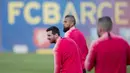 Pemain Barcelona, Lionel Messl dan Arturo Vidal, saat latihan jelang laga Liga Champions di Barcelona, Senin (16/4). Barcelona akan berhadapan dengan Manchester United. (AP/Joan Monfort)