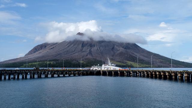 Gunung Ruang di Sulawesi Utara