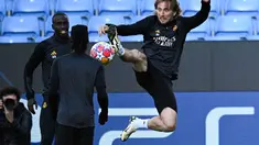 Gelandang Real Madrid #10 Luka Modric mengontrol bola selama sesi latihan menjelang leg kedua perempat final Liga Champions 2023/2024 di Stadion Etihad, di Manchester, Selasa (16/4/2024). (Oli SCARFF / AFP)