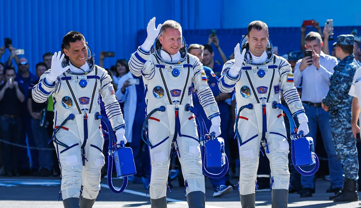 Astronaut NASA Frank Rubio (kiri) bersama kosmonaut Roscosmos Sergey Prokopyev (tengah) dan Dmitri Petelin (kanan) berjalan sebelum peluncuran pesawat ruang angkasa Soyuz MS-22 di kosmodrom Baikonur, Kazakhstan, 21 September 2022. Badan antariksa Rusia, Roscosmos, dan badan antariksa Amerika Serikat, NASA, meluncurkan kru ke Stasiun Luar Angkasa Internasional (International Space Station). (Maxim Shemetov, Pool Photo via AP)