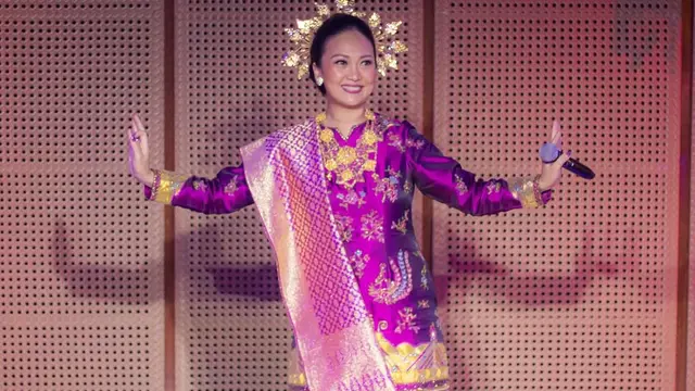 Potret Cantik Nola B3 Pakai Baju Kuruang yang Anggun dalam Konser Kenangan untuk Elly Kasim. (instagram/riafinola)
