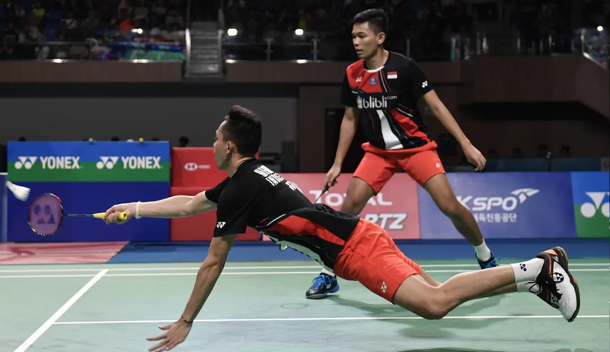Ganda putra Indonesia, Fajar Alfian/Muhammad Rian Ardianto saat melawan  Takeshi Kamura/Keigo Sonoda pada final Korea Terbuka 2019 di Incheon (29/9/2019). Fajar /Rian menang atas Takeshi Kamura/Keigo Sonoda 21-16, 21-17. (AP Photo/Ahn Young-joon)