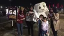 Sambil menikmati malam Mingguan, mereka juga tak mau ketinggalan untuk berfoto bareng dengan La'eeb, karakter imut yang menjadi maskot Piala Dunia 2022 Qatar. (Procomm Surya Citra Media)