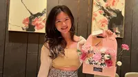 Ia memadukannya dengan kalung panjang emas. Serta riasan wajah yang lagi-lagi tampil natural. Dan rambut wave panjangnya. [@feliciatissue]