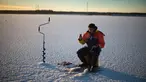Seorang pria berusaha memancing ikan di laut Bothnia yang sedang membeku, Vaasa, Finlandia (29/12). Kebiasaan memancing di laut beku merupakan hal menantang yang ditunggu-tunggu oleh sebagian warga setempat. (AFP PHOTO/Olivier Morin)