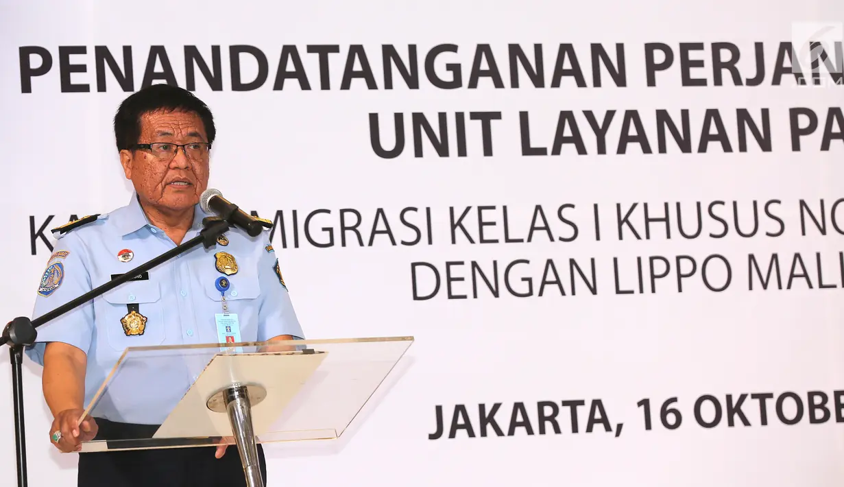 Kepala Kantor Imigrasi Kelas I Khusus Jakarta Barat, Lumaksono memberi sambutan pada pembukaan gerai layanan paspor pertama se-Indonesia di Lippo Mall Puri, Jakarta, Selasa (16/10). (Merdeka.com/Arie Basuki)