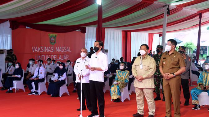 Presiden Jokowi didampingi Menhan Prabowo Subianto meninjau vaksinasi Covid-19 di Kalimantan Timur. (Foto: Biro Pers Setpres)