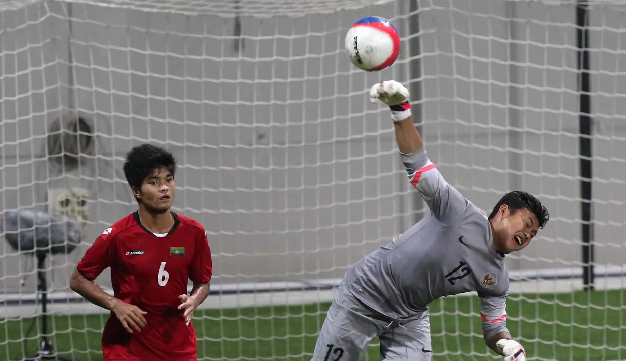 Kiper Indonesia U-23, M. Natshir Fadhil (kanan), harus empat kali memungut bola dari dalam gawangnya. (Bola.com/Arief Bagus)