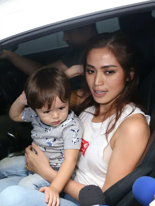 "Aku sadar pas lihat komentar-komentar pada sedih ya, jadi aku dengar lagi videonya. Langsung keluar air mata jadi sedih, mungkin El liat sepupunya sama daddy dan mommy-nya," ucap Jessica Iskandar di Jakarta, Jumat (27/5). (Andy Masela/Bintang.com)