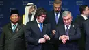 Indonesia bergabung dalam forum ini sebagai wujud dukungan konkret terhadap kemerdekaan Palestina dan upaya perdamaian. Tampak dalam foto, Presiden Republik Indonesia, Prabowo Subianto, Presiden Argentina Javier Milei, dan Presiden Uzbekistan, Shavkat Mirziyoyev (baris depan, kiri/kanan) berfoto bersama dalam pertemuan perdana Dewan Perdamaian yang diselenggarakan oleh Presiden Amerika Serikat, Donald Trump, di Institut Perdamaian AS di Washington, DC, pada 19 Februari 2026. (SAUL LOEB/AFP)