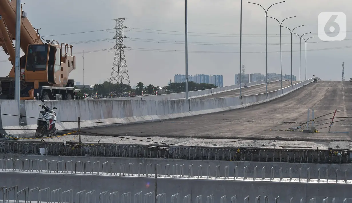 Suasana proyek pembangunan Jalan Tol Cibitung-Cilincing (JTCC) seksi 4 di Marunda, Jakarta Utara, Selasa (8/11/2022). Pembangunan Tol JTCC seksi 4 ruas Tarumajaya-Cilincing sepanjang 7,28 Km saat ini progres pembangunannya telah mencapai 87,23%