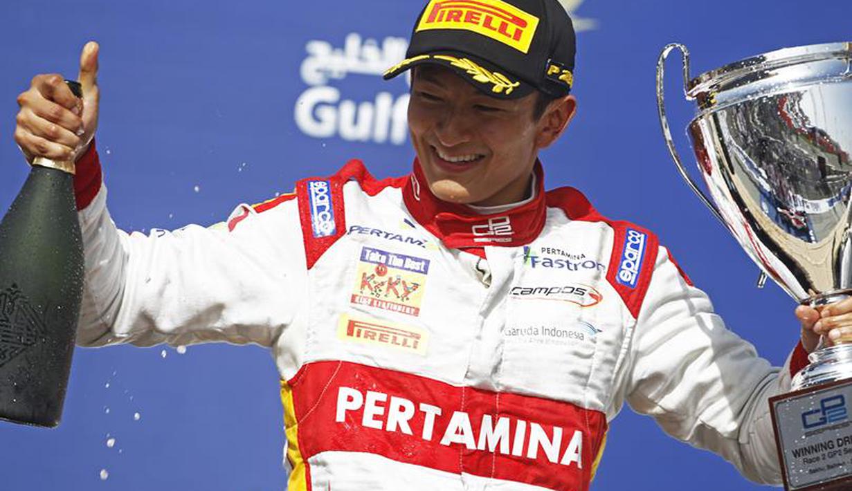 Rio Haryanto dengan trofi kemenangannya. (photo by gp2series)