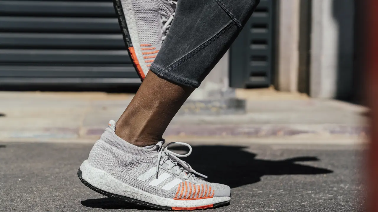 Sepatu lari adidas