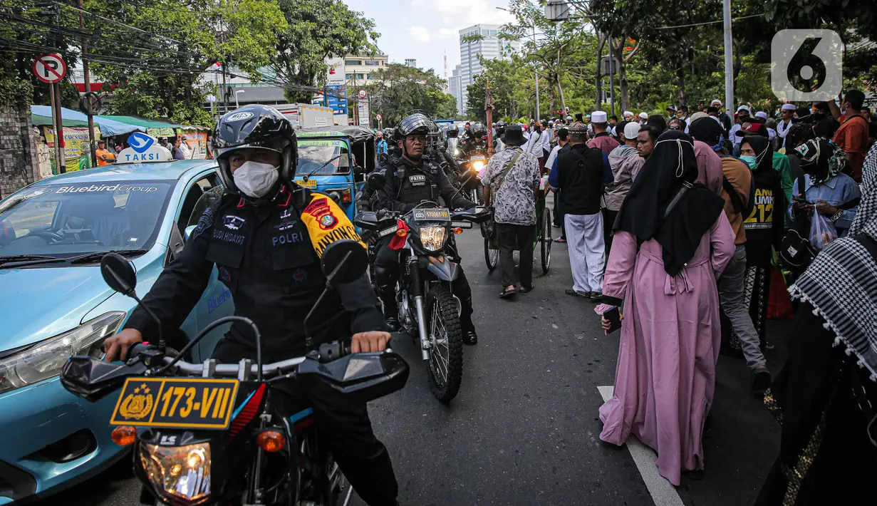 Aparat kepolisian membubarkan peserta aksi Reuni 212 yang bertahan di Jalan Abdul Muis, Jakarta, Kamis (2/12/2021). Tindakan ini diambil demi menghindari terjadinya kerumunan massa. (Liputan6.com/Faizal Fanani)