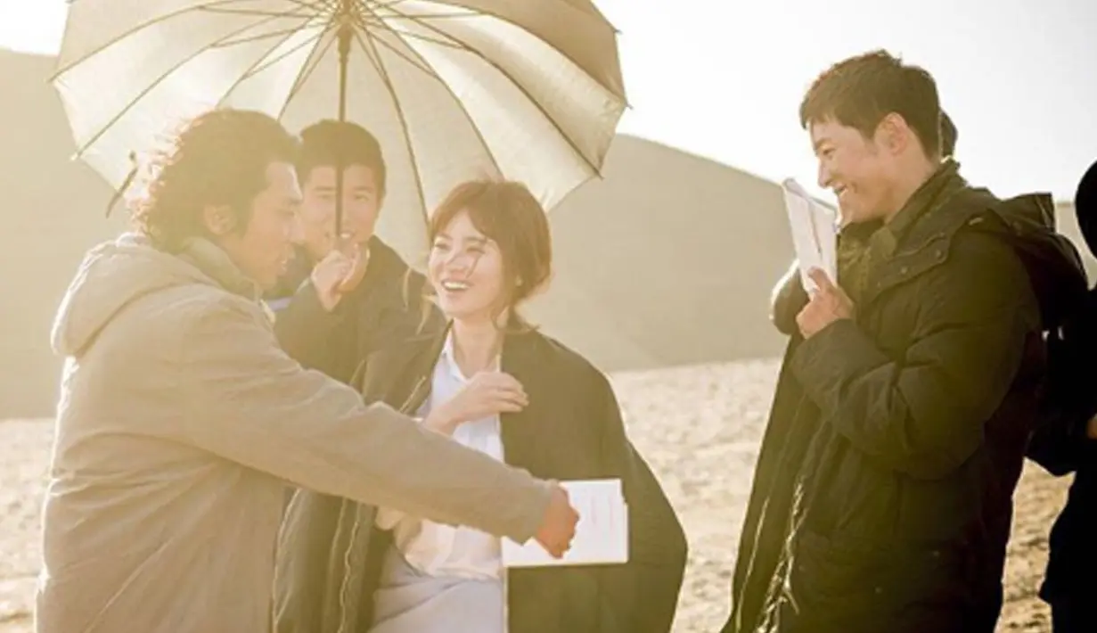 Bayak warganet yang gemas akan akting 'Song Song Couple' di dalam drama 'Descendent Of The Sun'. (Liputan6.com/IG/kyo1122)