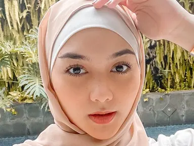Memiliki pars cantik, sejak emmutuskan untuk berhijab Citra Kirana kerap bagikan OOTD-nya di Instagram. Seperti saat ia memakai hijab berwarna beige serta kemeja senada, membuatnya tampil anggun.(Liputan6.com/IG/@citraciki)