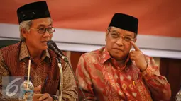 Direktur Utama Pertamina Dwi Soetjipto (kiri) memberikan sambutan saat MoU di Gedung PBNU, Jakarta, Rabu (4/1). MoU tersebut untuk pengembangan ekonomi umat terkait dengan pemanfaatan energi dan pengabdian masyarakat. (Liputan6.com/Faizal Fanani)