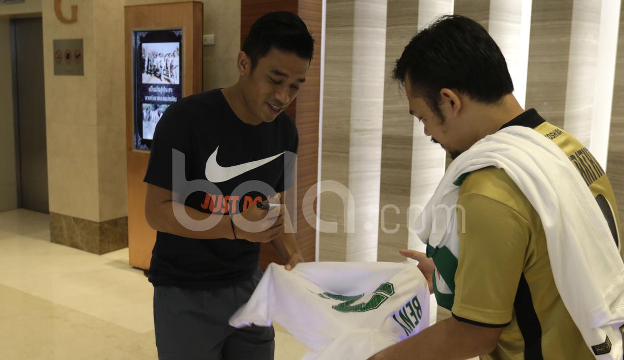 Pemain Timnas Indonesia, Beny Wahyudi, memberikan tanda tangan kepada suporter Indonesia yang datang ke Hotel Grand Fourwings, Bangkok, Jumat (16/12/2016). (Bola.com/Vitalis Yogi Trisna)