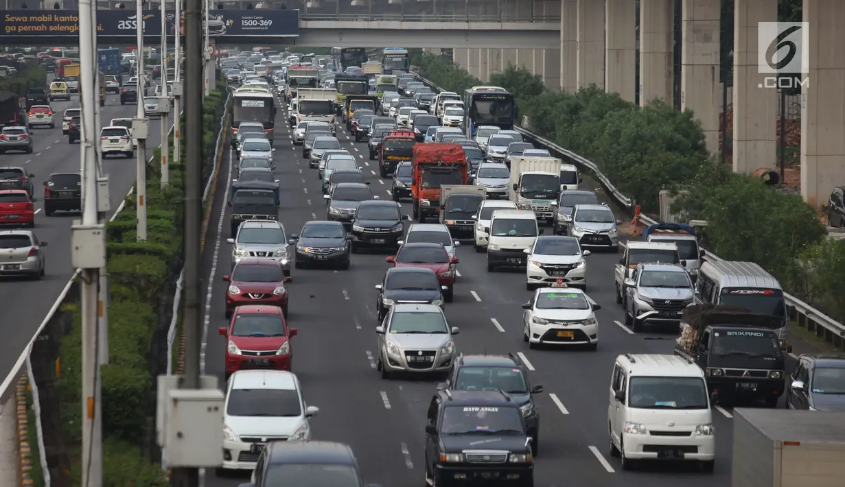 Lalu lintas pada libur akhir pekan berbarengan dengan libur Maulid Nabi Muhammad SAW mengalami  padat merayap di ruas jalan tol Jagorawi menuju Bogor dan sebaliknya dari arah Bogor masuk Tol dalam Kota,Jakarta, Sabtu (17/11). (Merdeka.com/Imam Buhori)
