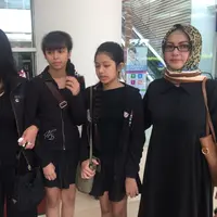 Kepergian Yana Zein tentu menjadi luka yang teramat pedih bagi kedua putrinya, Aurelia Callista Carilla dan Alika Pandora Salvine. Namun dua gadis cantik ini tampak tegar menerima takdir Tuhan. (Ruswanto/Bintang.com)