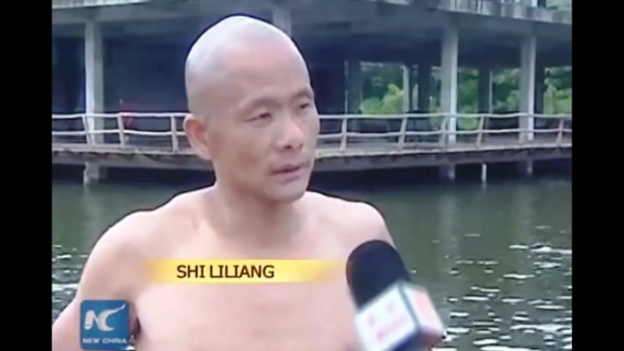 Ajaib! Orang Ini Bisa Berjalan di Atas Air