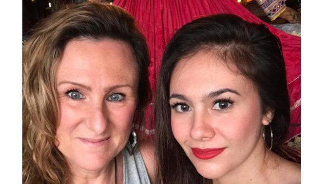 Jarang Tersorot, Ini 6 Potret Kedekatan Wulan Guritno dengan Ibu Bulenya (sumber: Instagram.com/wulanguritno)
