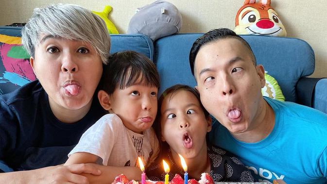 Ernest Prakasa dan keluarga. (Foto: Dok. Instagram @ernestprakasa)