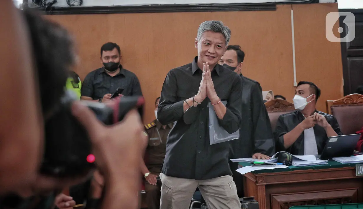 Terdakwa kasus perintangan proses penyidikan pembunuhan berencana terhadap Nofriansyah Yosua Hutabarat atau Brigadir J, Brigjen Hendra Kurniawan bersiap mengikuti sidang di Pengadilan Negeri Jakarta Selatan, Kamis (27/10/2022). Hendra diketahui didakwa merintangi proses penyidikan kasus pembunuhan terhadap Nofriansyah Yosua Hutabarat atau Brigadir J. Dia didakwa bersama Ferdy Sambo, Arif Rahman Arifin, Agus Nurpatria, Chuck Putranto, Irfan Widyanto, dan Baiquni Wiboro. (Liputan6.com/Angga Yuniar)