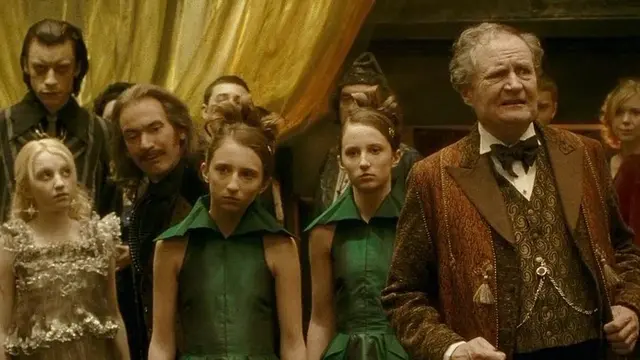 Paul Ritter (keempat dari kiri) dalam Harry Potter and the Half-Blood Prince. (Warner Bros Pictures via IMDb)