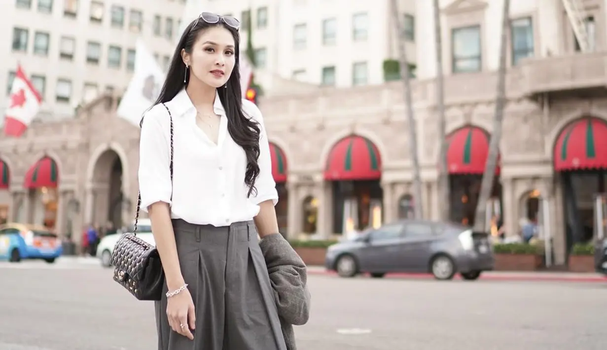 Sandra Dewi dikenal sebagai salah satu artis sekaligus sosialita yang aktif di media sosial. Tentu saja, gaya penampilannya tak lepas dari perhatian netizen. (Liputan6.com/IG/@sandradewi88)