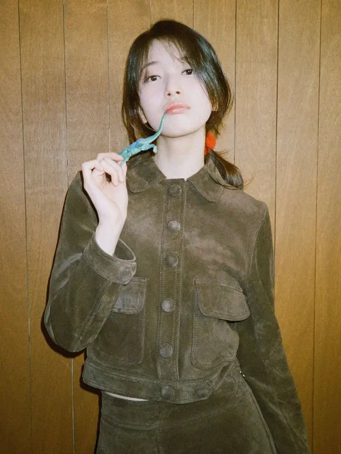 Ide outfit ala Bae Suzy (Instagram/@skuukzky)