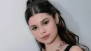 Dany Barca nampak memanfaatkan teknik makeup yang menonjolkan keindahan alami wajah Maria dengan efek dramatis yang tetap terasa elegan dan tidak berlebihan. Riasan dimulai dengan dasar kulit yang mulus dan bercahaya. Kontur wajah yang halus dan tepat menambah definisi pada struktur wajah Maria, membuatnya terlihat semakin anggun.  [@mariatheodoree].