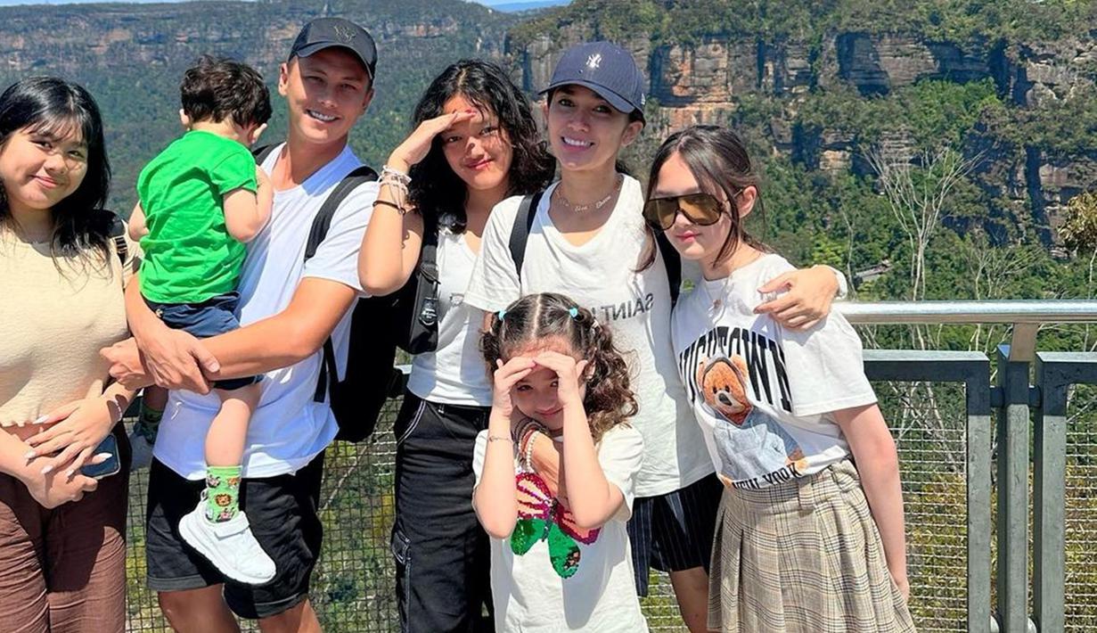 Pasangan selebriti ini pun turut serta mengajak kelima buah hatinya untuk berlibur bersama. Kekompakaan keluarga selebriti ini pun berhasil mencuri perhatian netizen. (Liputan6.com/IG/@ussypratama)