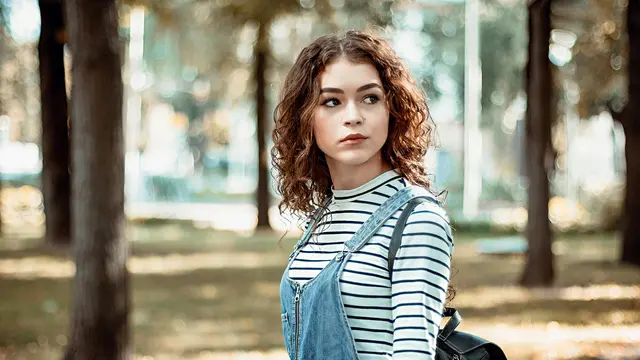 6. Gunakan Produk Perawatan Anti-Frizz