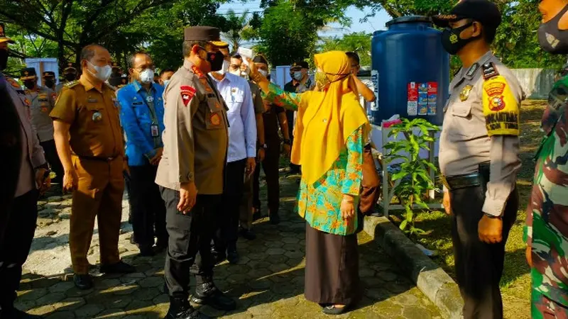 Wakil Kapolri Komjen Gatot Eddy Pramono diperiksa petugas PPKM Mikro Pekanbaru.