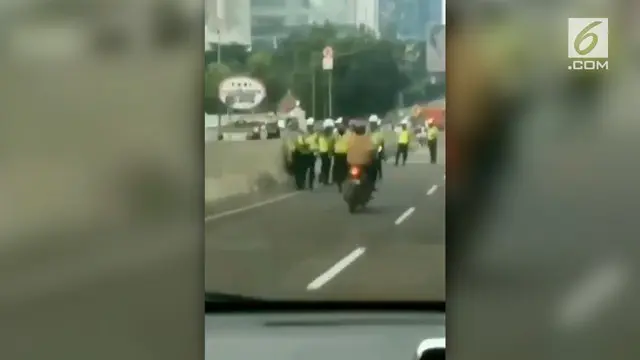 Sebuah motor yang dikendarai seorang pria lolos dan dibiarkan begitu saja oleh puluhan polisi saat razia.