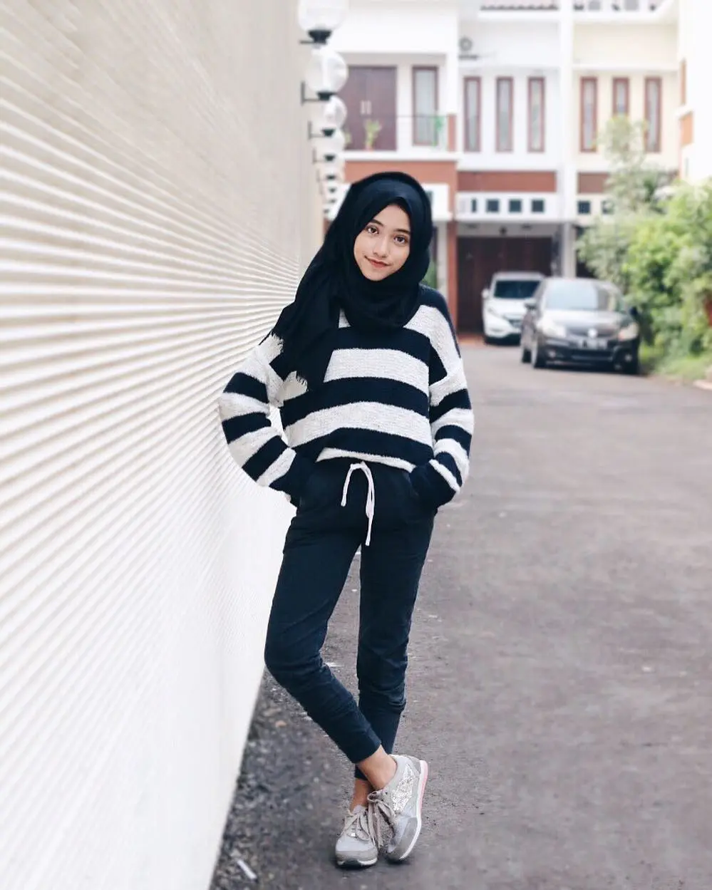 Pakai atasan oversize motif stripes hitam putih, lalu pilih sports wear warna gelap, keren ya gayanya. (sumber foto: @shireeenz/instagram)