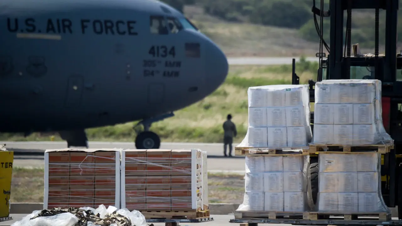 Bantuan makanan dan obat-obatan untuk Venezuela diturunkan dari pesawat C-17 Angkatan Udara AS di Bandara Internasional Camilo Daza di Cucuta, Kolombia di perbatasan dengan Venezuela pada 16 Februari 2019. (AFP/Raul Arboleda)